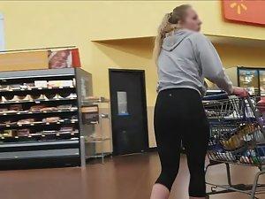 Fit lady does big shopping Picture 8