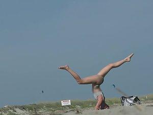 Sexy girl does yoga on the beach Picture 3
