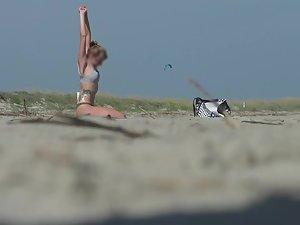 Sexy girl does yoga on the beach Picture 7