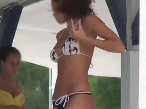 Girls dancing at a beach party Picture 2