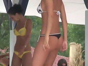 Girls dancing at a beach party Picture 6