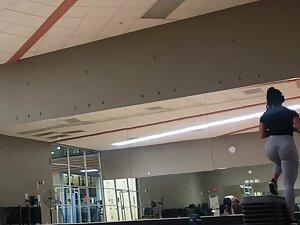 Epic fit booty secretly peeped during workout Picture 3