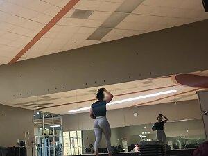 Epic fit booty secretly peeped during workout Picture 5