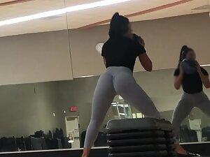 Epic fit booty secretly peeped during workout Picture 8