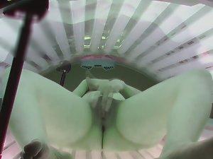 Pussy rubbing spied in tanning machine Picture 3