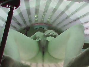 Pussy rubbing spied in tanning machine Picture 4