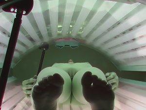 Pussy rubbing spied in tanning machine Picture 6