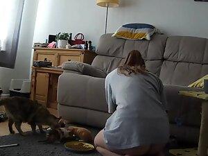 Hidden cam caught her naked ass while she plays with kittens Picture 5