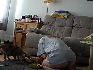 Hidden cam caught her naked ass while she plays with kittens Picture 6