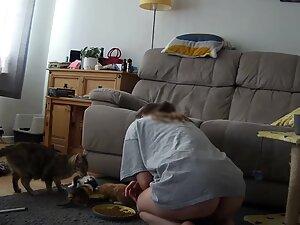 Hidden cam caught her naked ass while she plays with kittens Picture 7