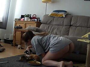 Hidden cam caught her naked ass while she plays with kittens