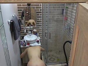 Spying on petite stepsister naked in bathroom Picture 4
