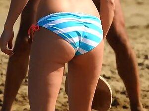 Peeping on fit blonde playing on the beach Picture 1