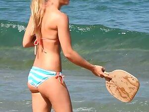 Peeping on fit blonde playing on the beach Picture 2