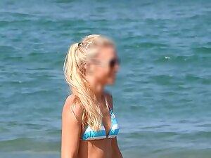 Peeping on fit blonde playing on the beach Picture 3