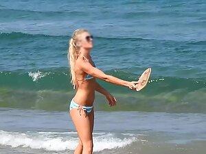Peeping on fit blonde playing on the beach Picture 4