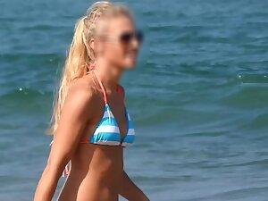 Peeping on fit blonde playing on the beach Picture 5