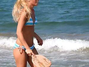 Peeping on fit blonde playing on the beach Picture 6