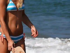 Peeping on fit blonde playing on the beach Picture 8