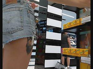 Lovable girl with lion tattoo Picture 8