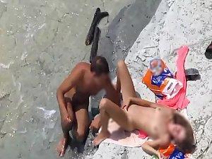 Spying foreplay and sex on the beach Picture 5
