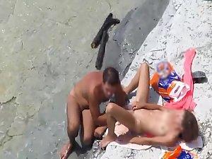 Spying foreplay and sex on the beach Picture 6