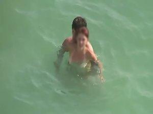 Horny couple trying to fuck in the water Picture 2