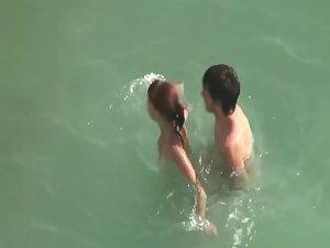 Horny couple trying to fuck in the water Picture 3