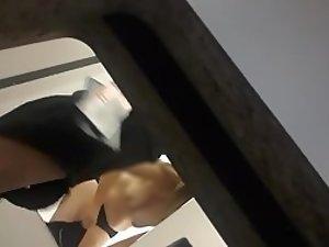 Curvy body spied in the trying booth