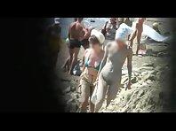 Muddy naked girl on a crowded beach Picture 6