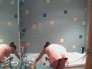Roommates dance in shower together Picture 5