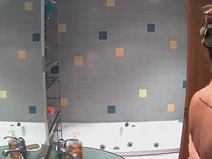 Roommates dance in shower together Picture 7