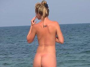 Smug nudist girl gets peeped by voyeur on beach Picture 1