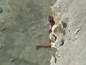 Peeping on sex in the water behind rocks Picture 3