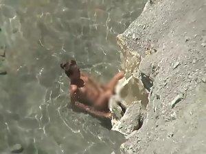 Peeping on sex in the water behind rocks Picture 5