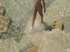 Peeping on sex in the water behind rocks Picture 6