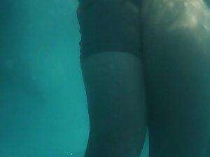 Pussy fingering caught underwater during pool party Picture 4