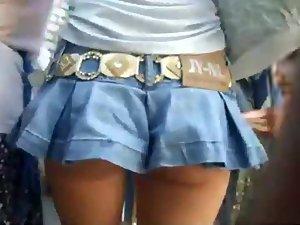 Superbly short skirt followed in the crowd Picture 3