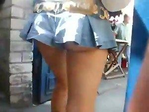 Superbly short skirt followed in the crowd Picture 4