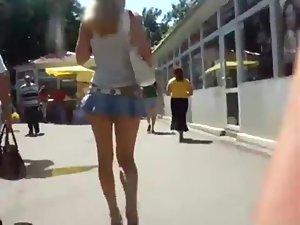 Superbly short skirt followed in the crowd Picture 7