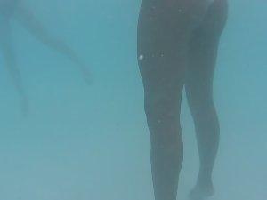 Bubble butt filmed under water Picture 5