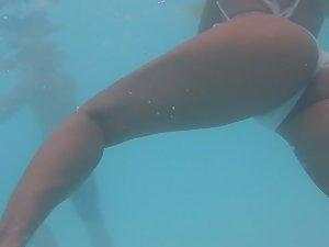 Bubble butt filmed under water Picture 7