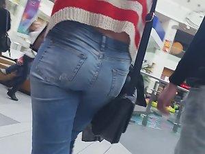 Blonde's tight ass fills up her jeans Picture 6