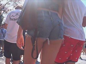 Butt cheeks flexing in shorts Picture 4