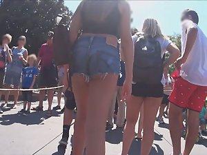 Butt cheeks flexing in shorts Picture 7