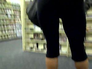 Sexy girl in tights at the book store Picture 6