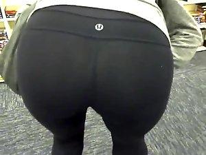 Sexy girl in tights at the book store Picture 8