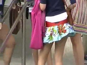 Wind lifted cute girl's short skirt Picture 3