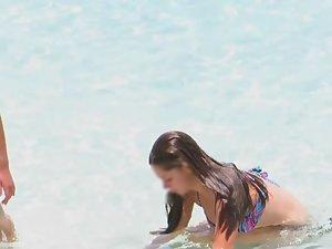 Adorable girl having fun in the water Picture 1