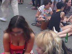 Downblouse of big boobs while she chills with friends Picture 5